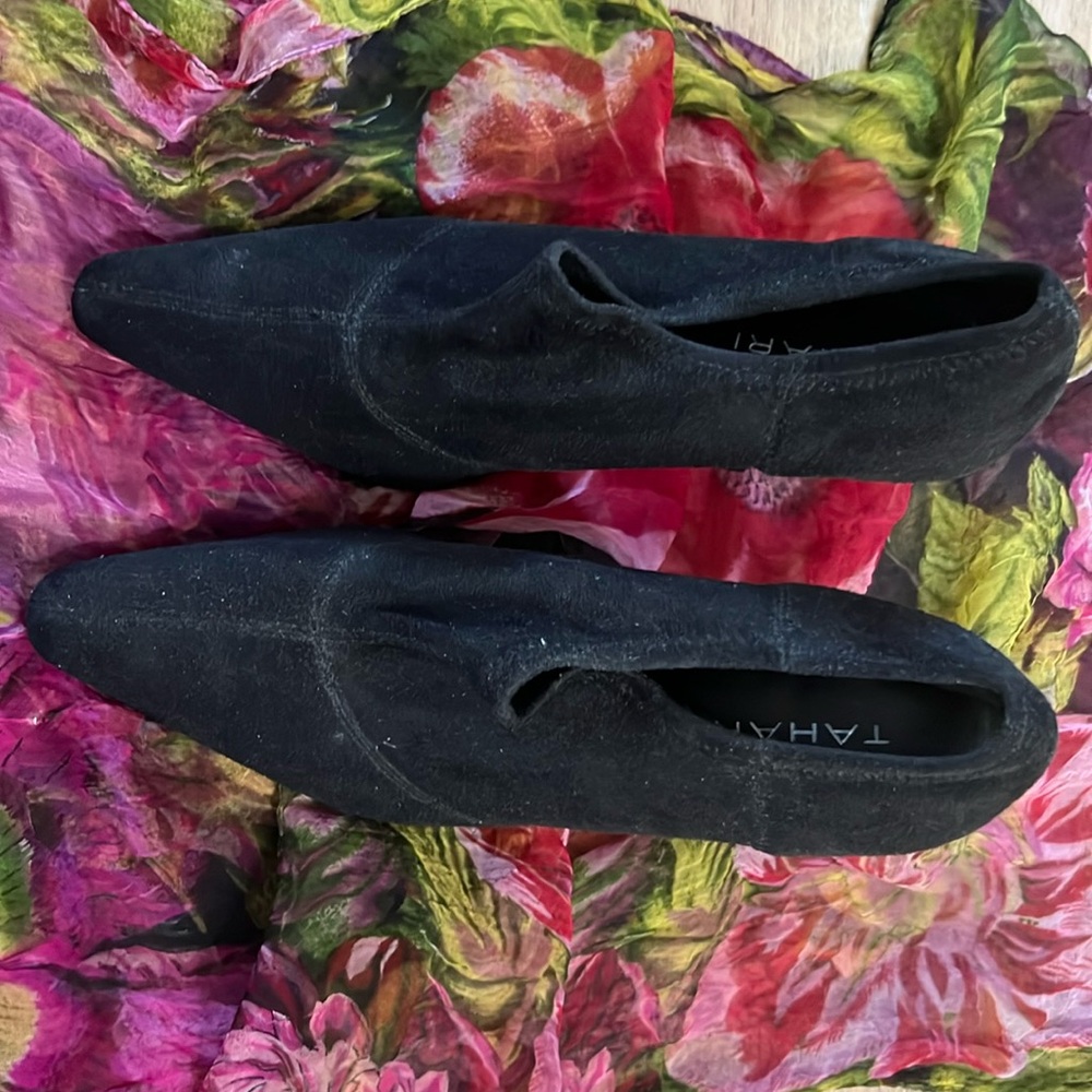 Pre-owned Tahari suede 4” high heel shoe.